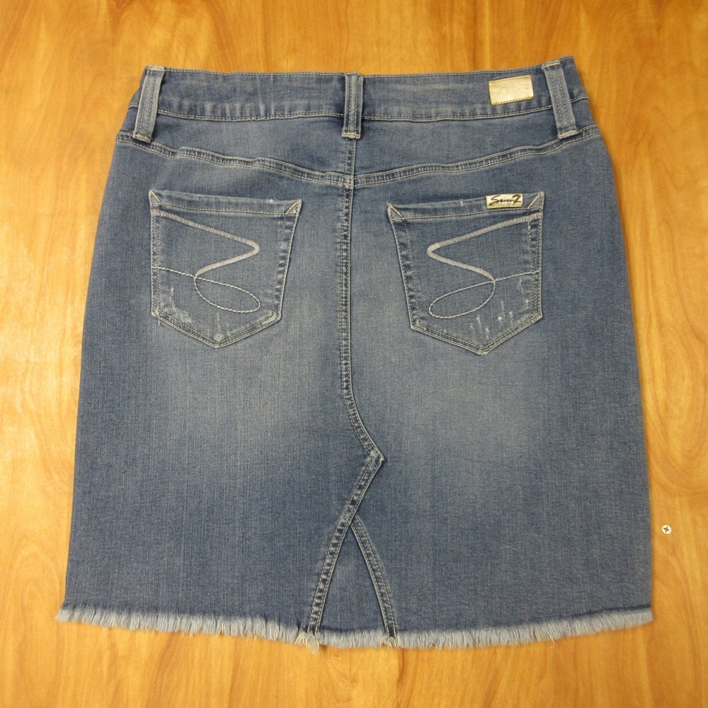 SEVEN7 Fashion Jean Skirt Sz 10 Stretch Blue Denim Lightly Distressed Frayed Hem
